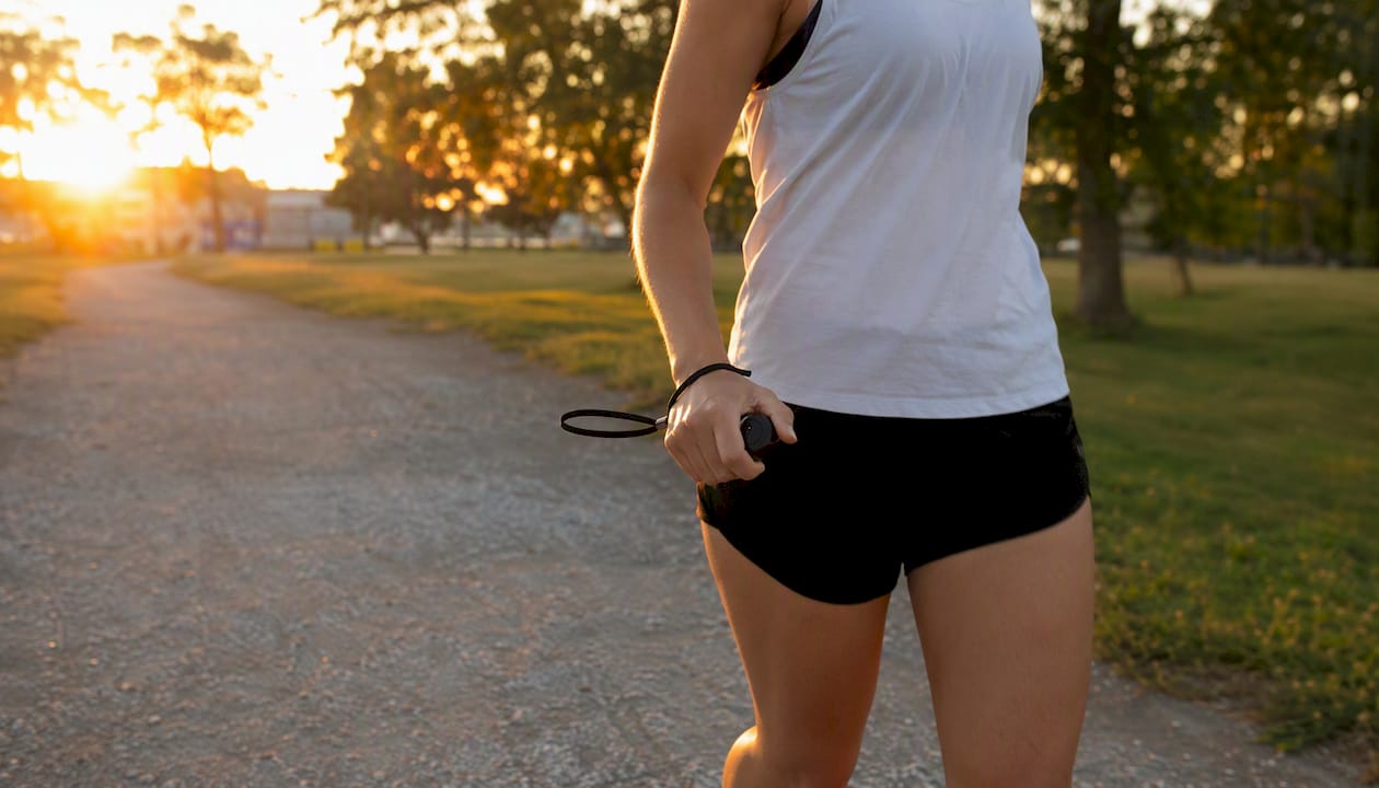 Runner gripping personal alarm device